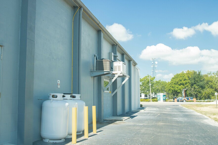 More Photos Of 9675 4th St N, Saint Petersburg Veterinarian Kennel For Lease