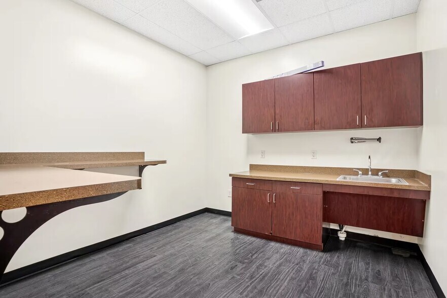 More Photos Of 615 Westport Pky, Grapevine Unknown For Lease