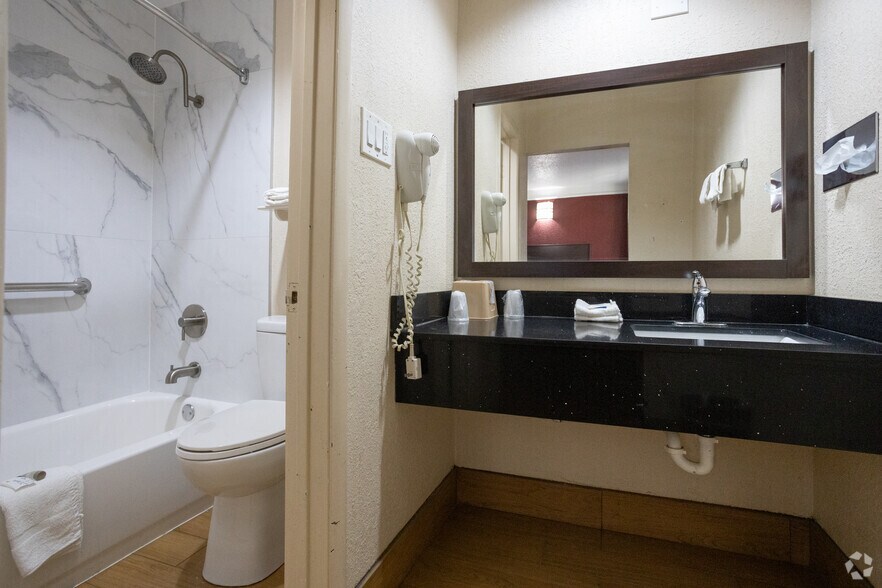 More Photos Of 9902 Gulf Freeway, Houston Hotel For Sale