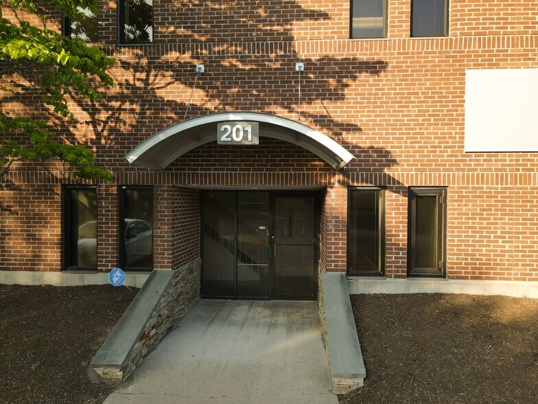 More Photos Of 6 Blackstone Valley Pl, Lincoln Medical For Sale