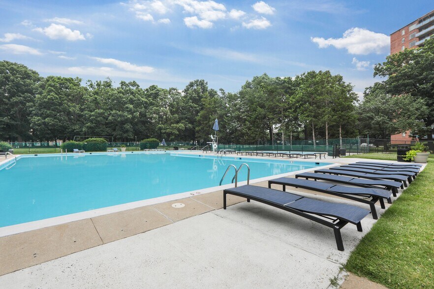 More Photos Of 5055 Seminary Rd, Alexandria Apartments For Lease
