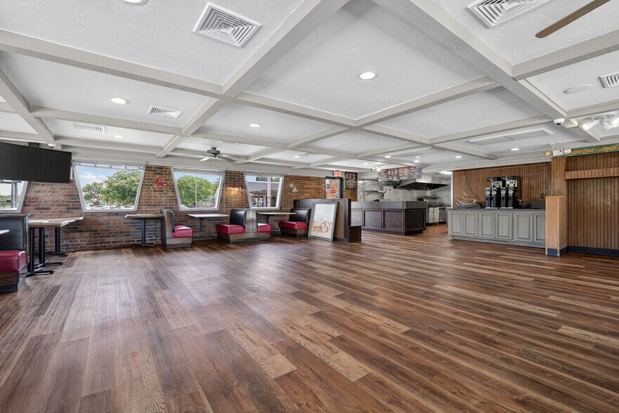 More Photos Of 1514 W Lindsey St, Norman Restaurant For Lease