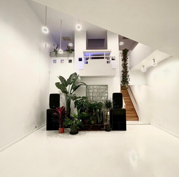 More Photos Of 80 Franklin St, Brooklyn Storefront Retail Office For Lease