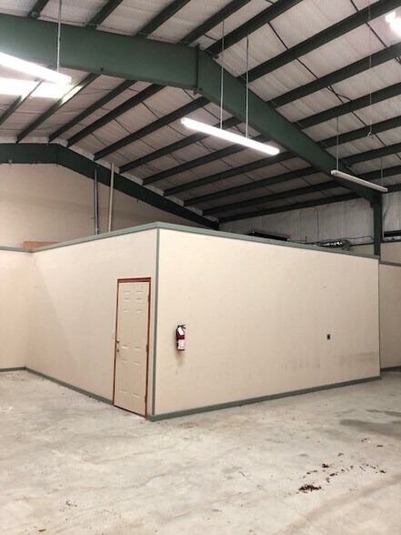 More Photos Of 3814 Acushnet Dr, Corpus Christi Light Manufacturing For Lease