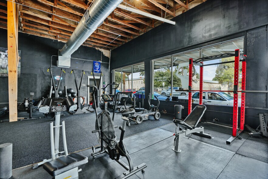 More Photos Of 1941-1947 N New Braunfels Ave, San Antonio Storefront Retail Office For Lease