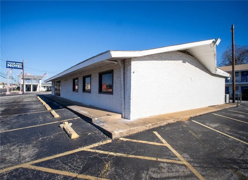 More Photos Of 520 S Jackson St, Jacksonville Hotel For Sale