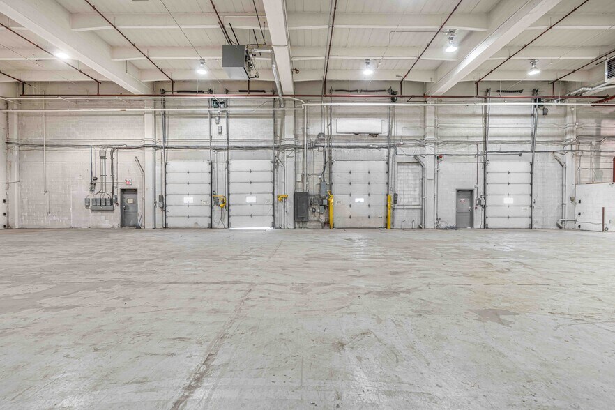 More Photos Of 2555 Ave Dollard, Montréal Warehouse For Lease