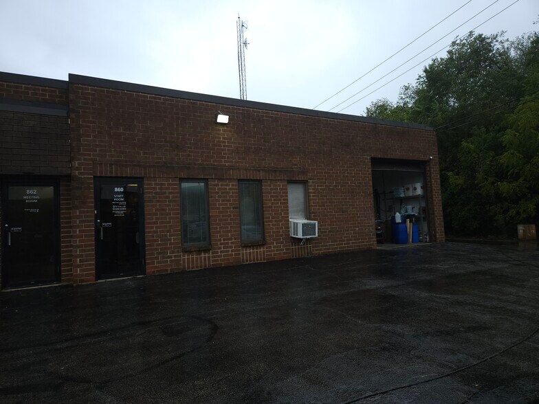 More Photos Of 840-876 N Ridge Ave, Lombard Warehouse For Lease