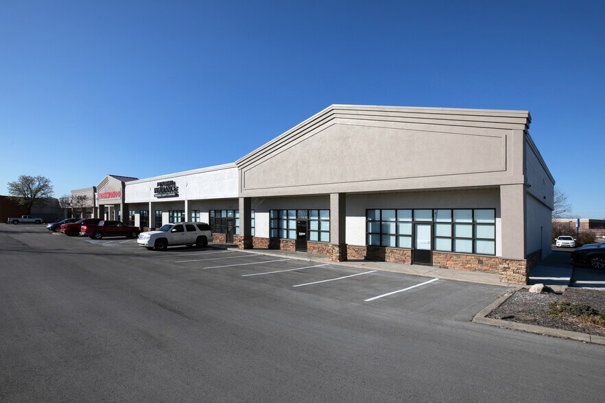 More Photos Of 1469-1499 SW Market St, Lee's Summit General Retail For Lease