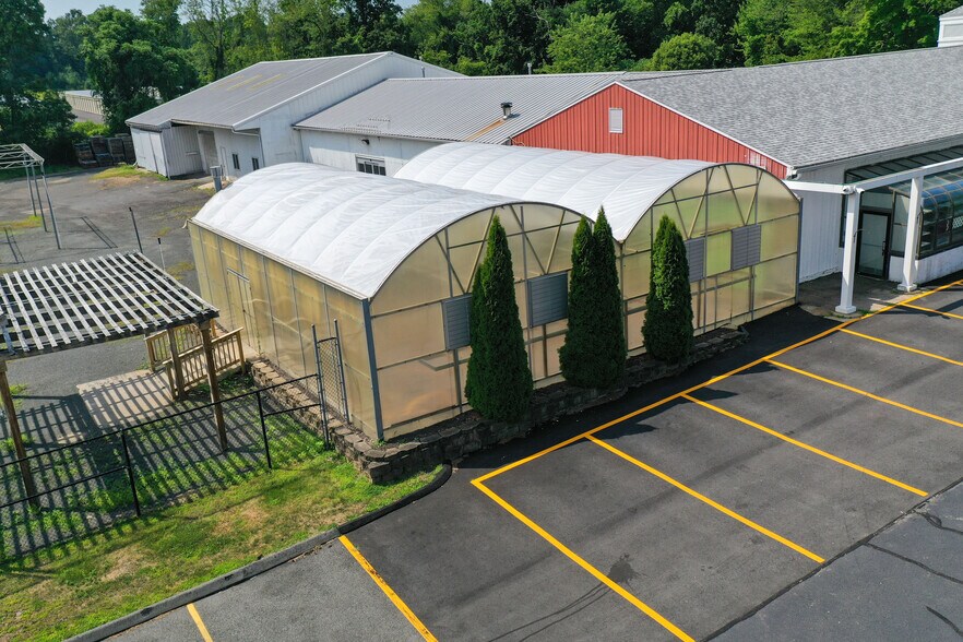 More Photos Of 147 Meriden Rd, Middlefield Garden Center For Lease