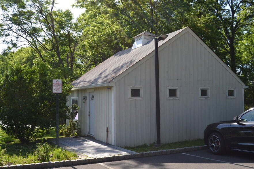 More Photos Of 952 Holmdel Rd, Holmdel Office For Lease