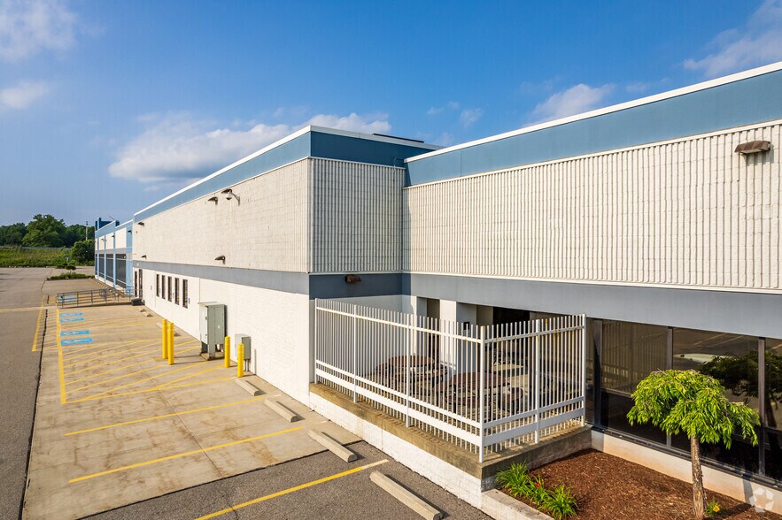 More Photos Of 6750 Miller Rd, Brecksville Flex For Lease