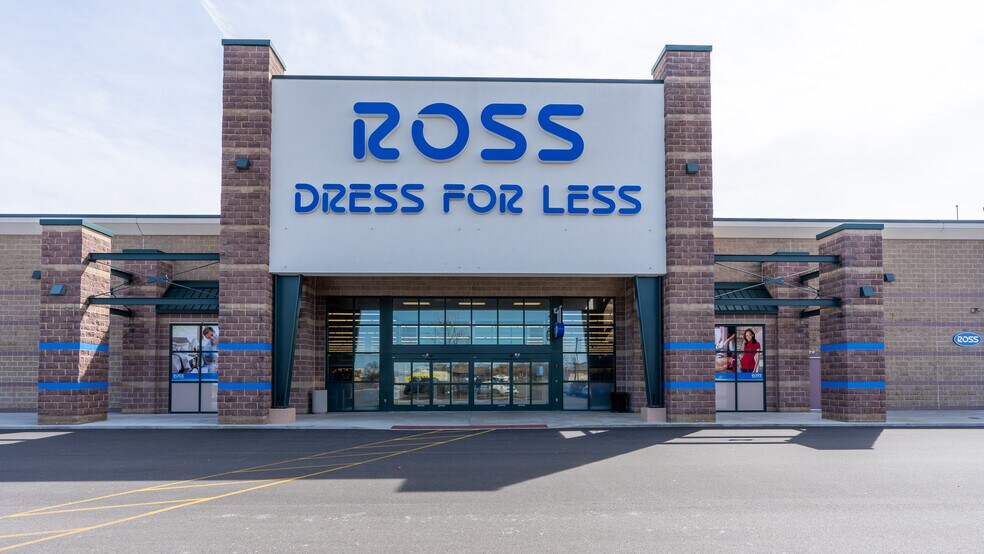 More Photos Of 200 N Greenbriar Dr, Normal General Retail For Lease