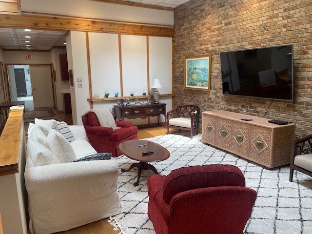 More Photos Of 14052 W Petronella Dr, Libertyville Office For Sale