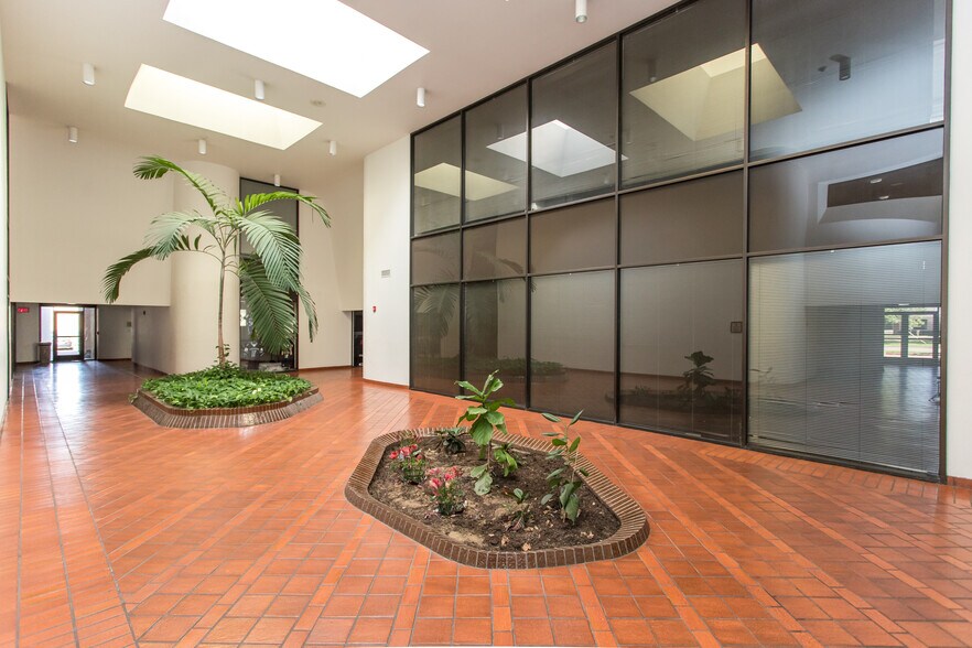 More Photos Of 1425 W Pioneer Dr, Irving Office For Lease