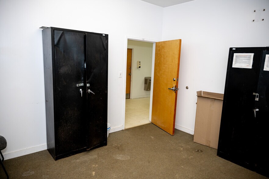 More Photos Of 626 Old River Rd, Sylvania Manufacturing For Sale