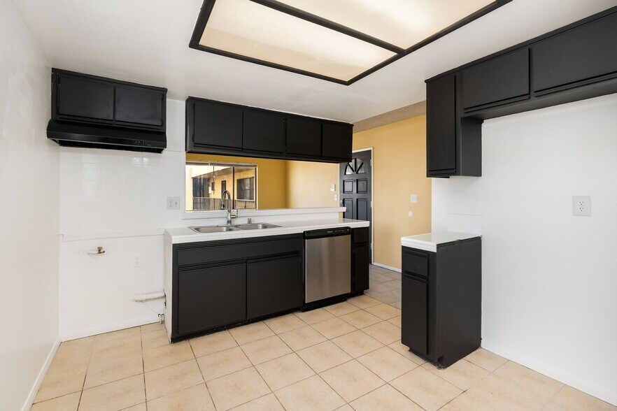 More Photos Of 12501 Kornblum Ave, Hawthorne Apartments For Sale