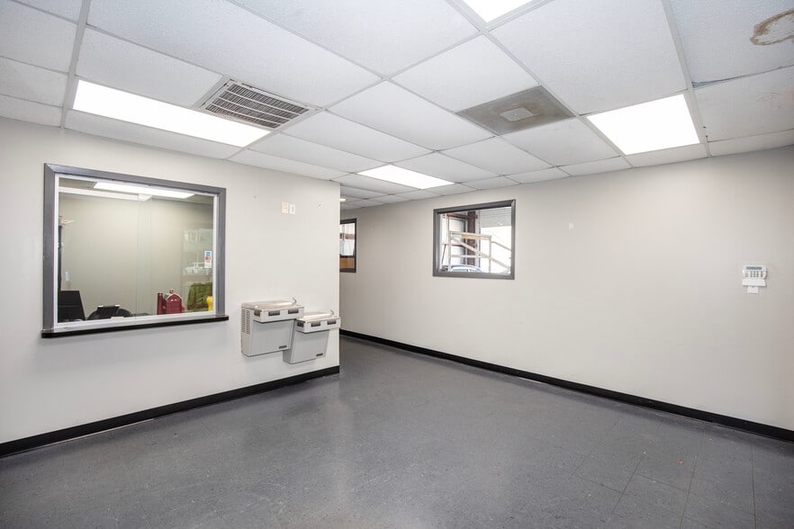 More Photos Of 4610 Center St, Deer Park Light Distribution For Sale