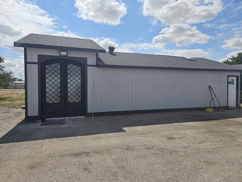 More Photos Of 11010 W Joan Dr, Odessa Warehouse For Lease