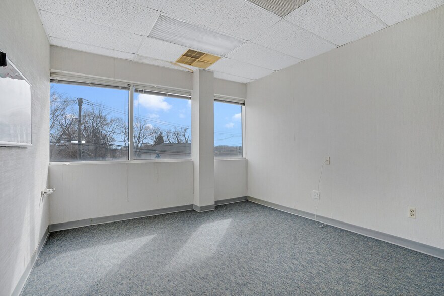More Photos Of 1656 Oak Tree Rd, Edison Medical For Lease