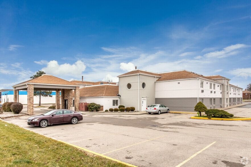 Primary Photo Of 616 N Broad St, Fairborn Hotel For Sale