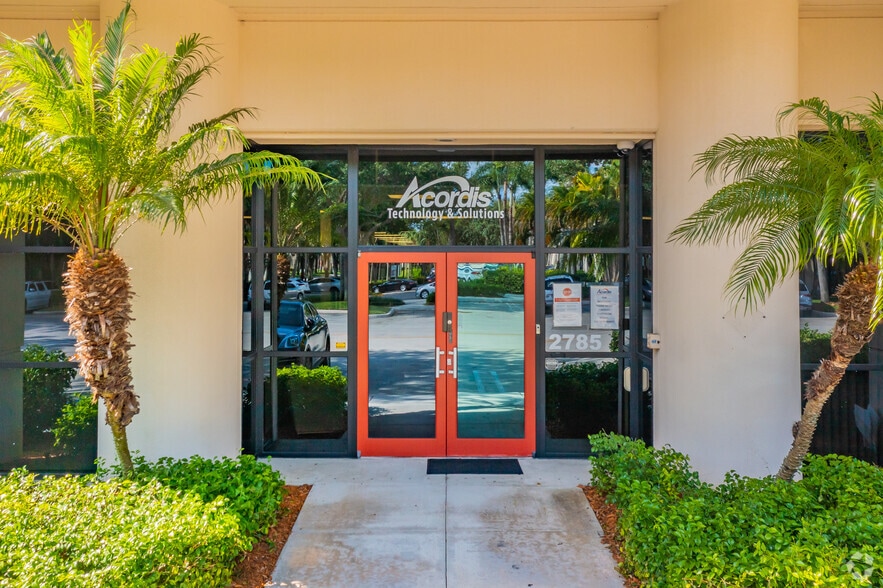 More Photos Of 2705-2785 N Commerce Pky, Miramar Manufacturing For Lease