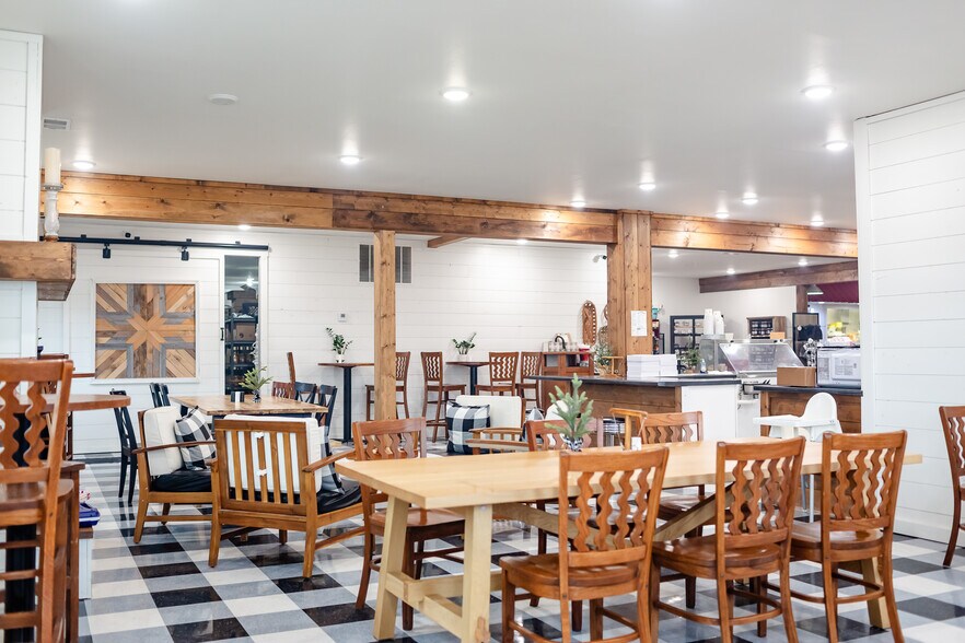 More Photos Of 2015 N Missouri St, Macon Restaurant For Sale