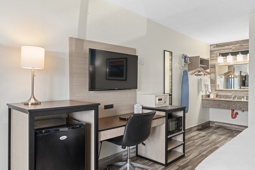 More Photos Of 3956 W Colonial Dr, Orlando Hotel For Sale