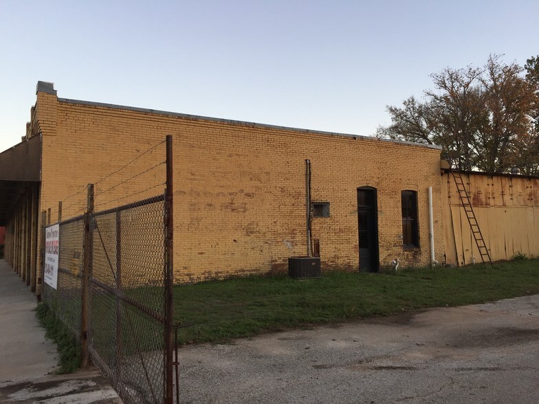 More Photos Of 109 NW 2nd St, Smithville Unknown For Lease