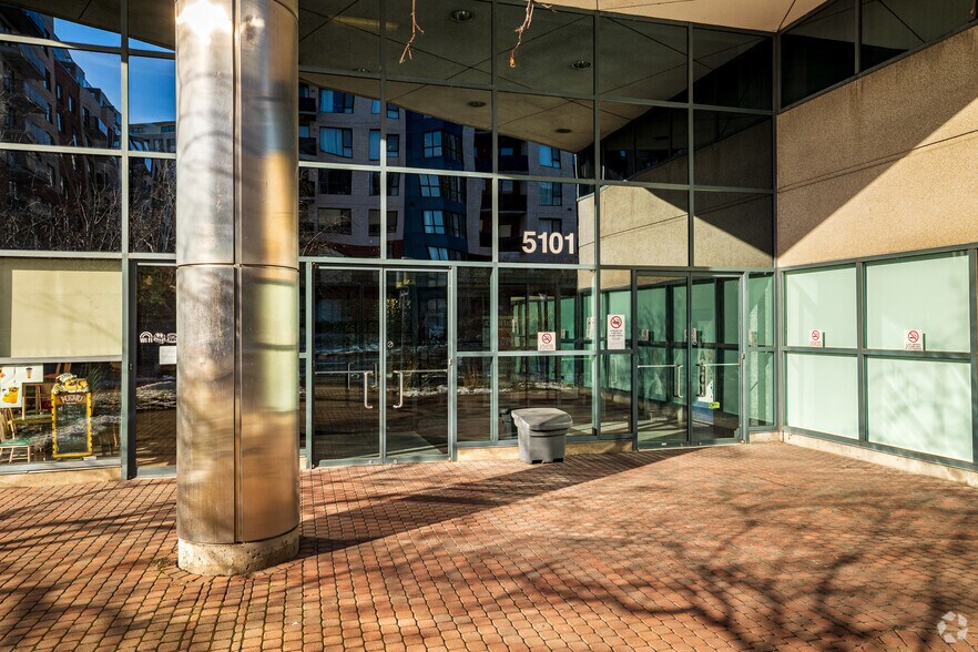 More Photos Of 5101-5151 Rue Buchan, Montréal Office For Lease