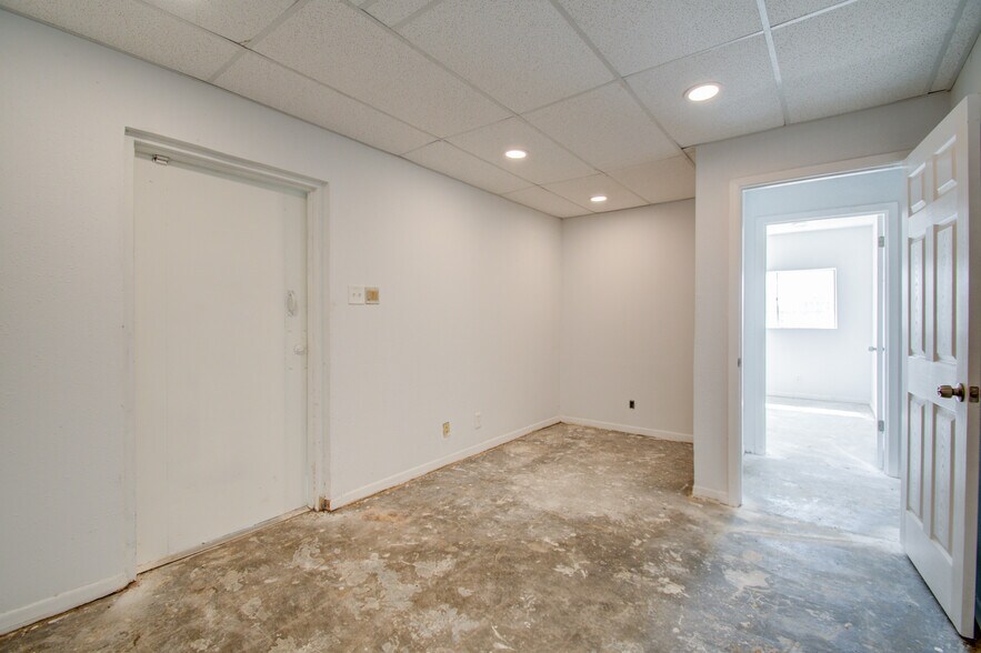 More Photos Of 7002 Bissell Rd, Manvel Manufacturing For Sale