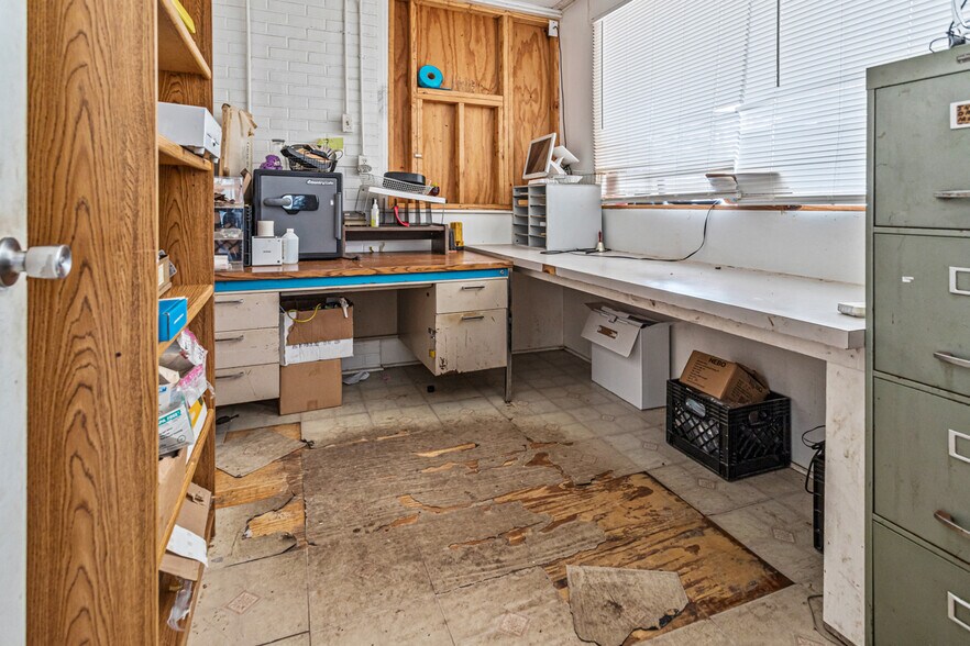 More Photos Of 301 N Wheeler Rd, Colmesneil Freestanding For Sale