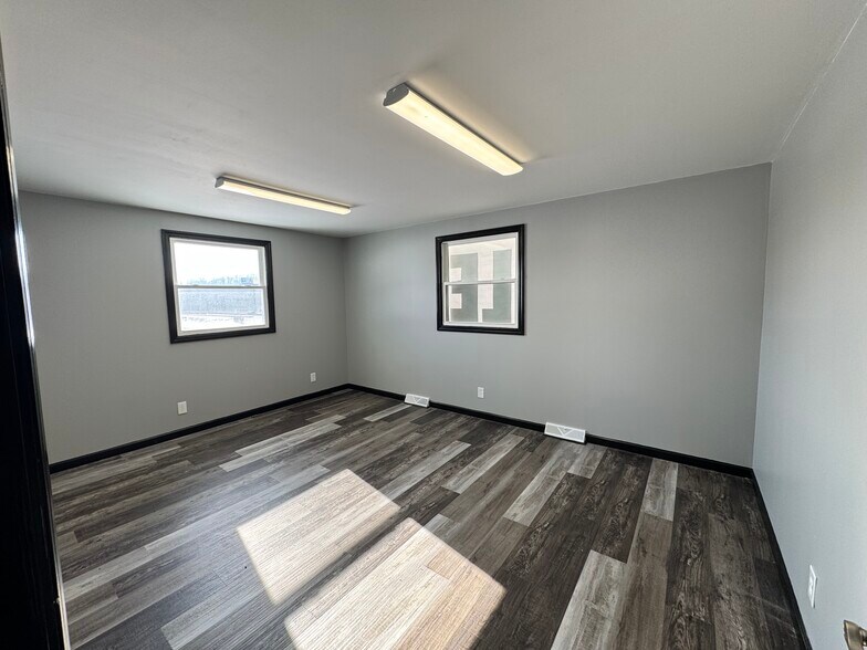 More Photos Of 810 Carlton Dr, Bentleyville Office For Lease