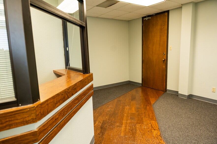 More Photos Of 407 N Cedar Ridge Dr, Duncanville Office Residential For Lease