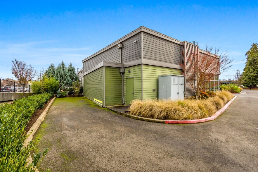 More Photos Of 555 9th St NW, Salem Bar For Lease