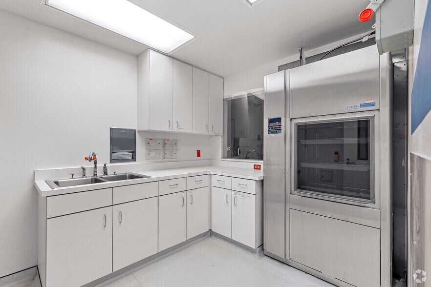 More Photos Of 1600 Central Dr, Bedford Medical For Lease