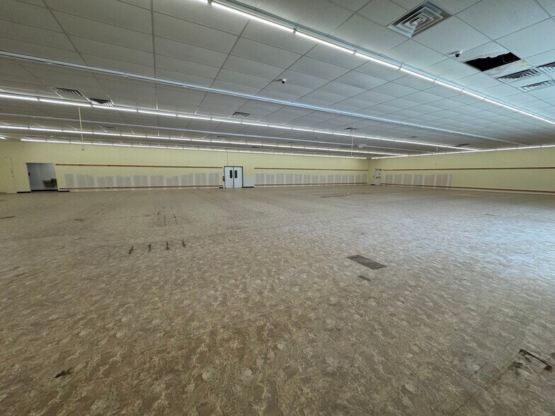 More Photos Of 109 E Clark St, La Plata Freestanding For Lease