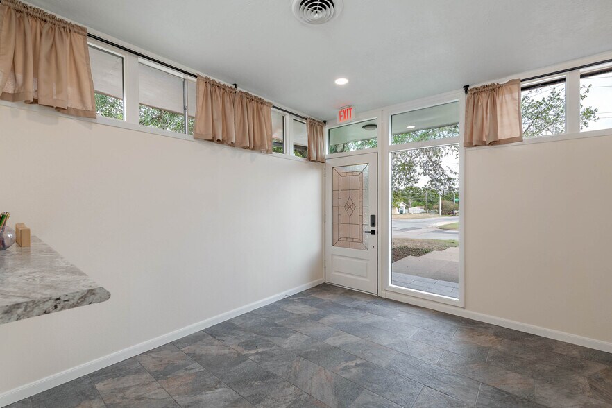 More Photos Of 601 Mary Lake Dr, Bryan Office Residential For Lease