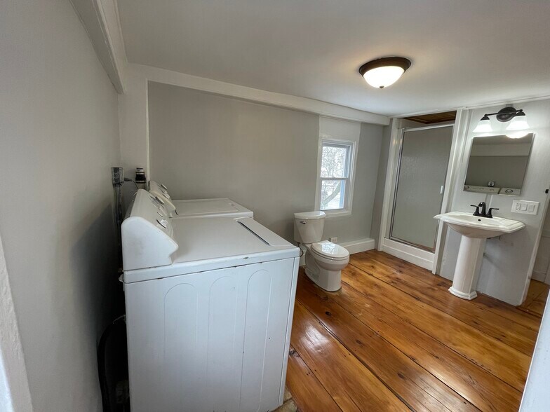 More Photos Of 3 Portsmouth Ave, Exeter General Retail For Lease