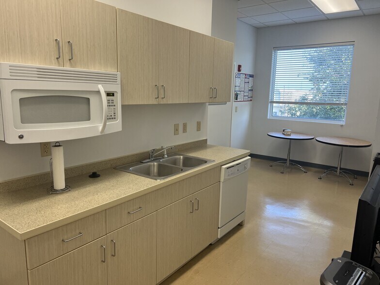 More Photos Of 1300 Shoreline Dr, Gulf Breeze Medical For Lease