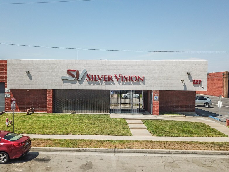 More Photos Of 227 W 140th St, Los Angeles Warehouse For Lease