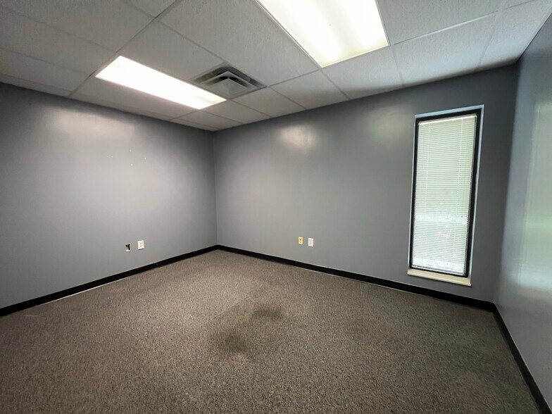 More Photos Of 1725 Louisville Dr, Knoxville Office For Lease