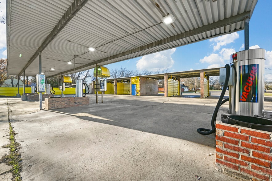 More Photos Of 805 Poindexter Ave, Cleburne Carwash For Sale