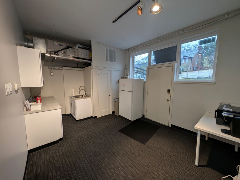 More Photos Of 7707-7709 Clayton Rd, Saint Louis Office For Lease