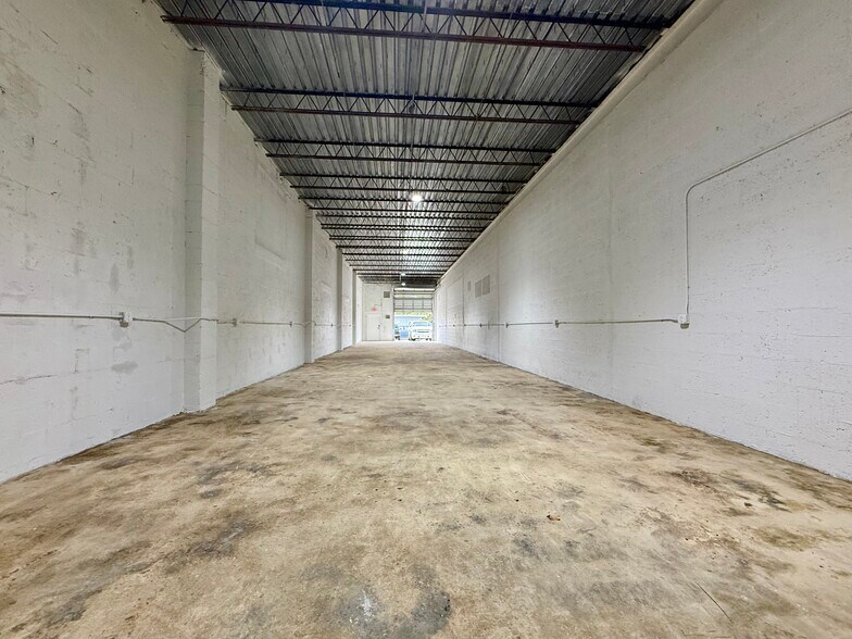 More Photos Of 820-826 NW 10th Ter, Fort Lauderdale Service For Lease