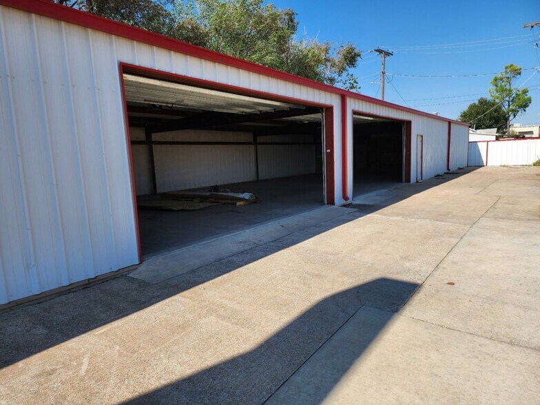More Photos Of 2307 SW I Ave, Lawton Warehouse For Sale