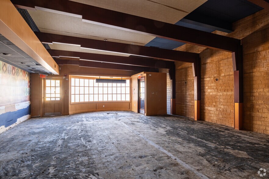 More Photos Of 297 Boston Post Rd, Wayland Storefront For Sale