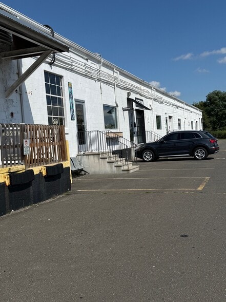 More Photos Of 635 New Park Ave, West Hartford Warehouse For Lease