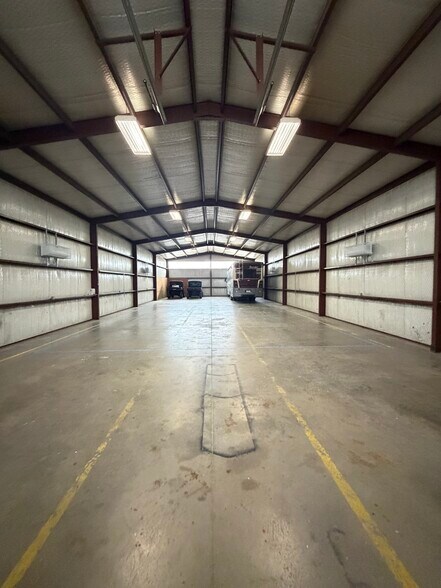 More Photos Of 911 S Main St, Seminole Warehouse For Lease