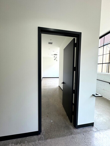 More Photos Of 801 N Broadway Ave, Oklahoma City Storefront Retail Office For Lease